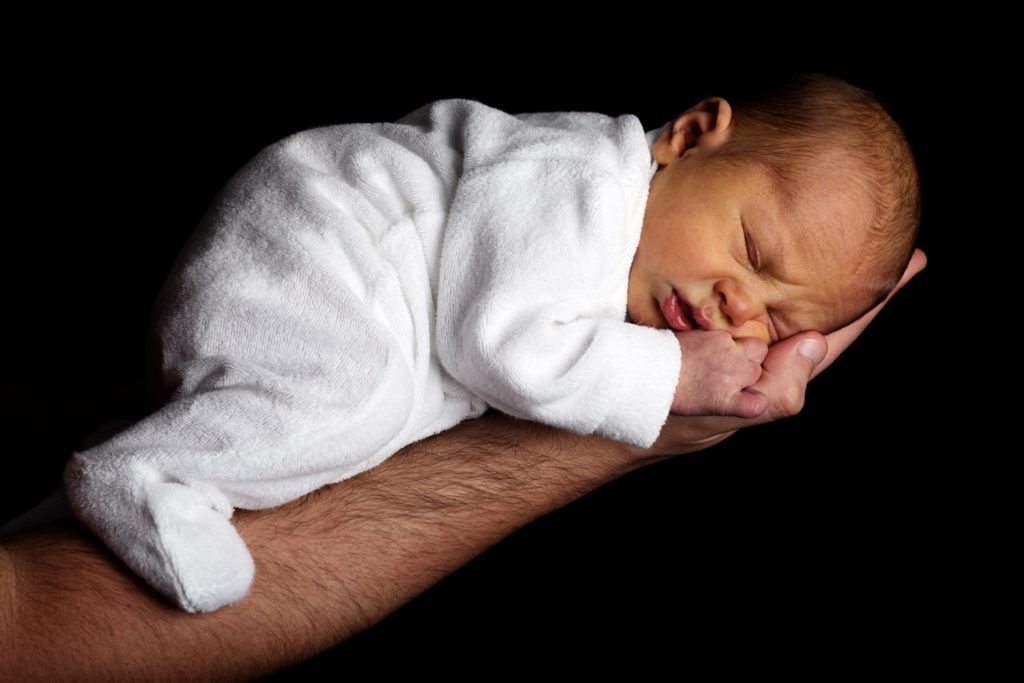 newborn-baby-on-an-arm